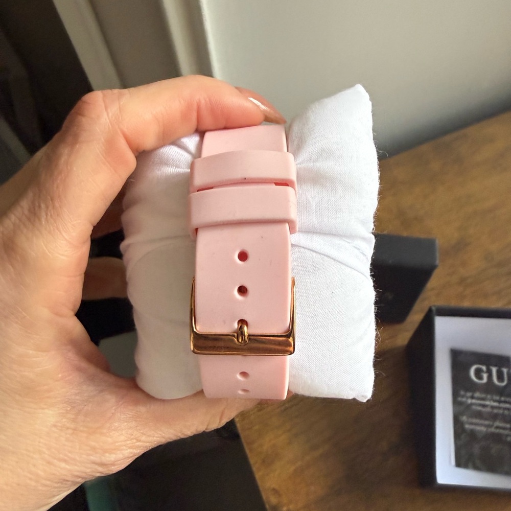 Brand new Guess Watch rose gold tone with pink silicone band - Picture 3 of 4